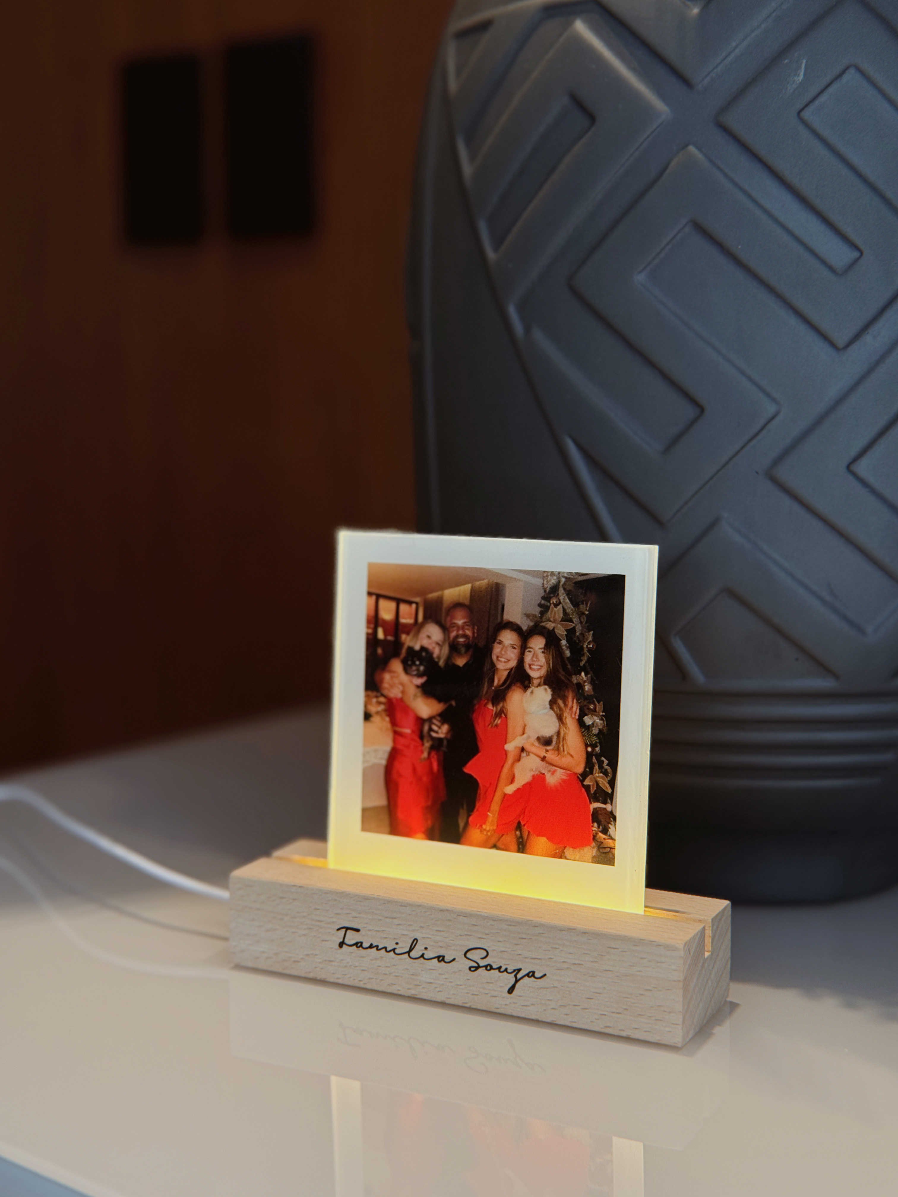 placa em acrílico com base iluminada.